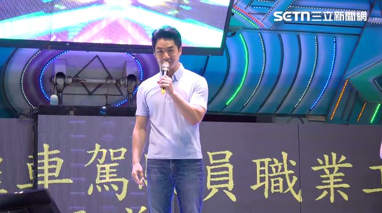 出席計程車工會普渡晚會,蔣萬安於台上致詞。(圖/翻攝畫面)