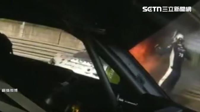 荷蘭車手路克下車救對手。(圖/翻攝自微博)