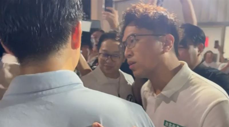 沈伯洋與蔣萬安同場「講悄悄話」。(圖/民眾提供)