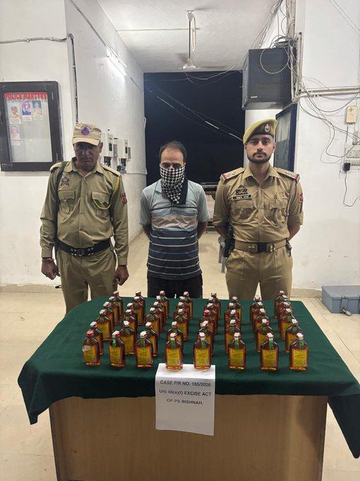 慘案爆發前，就有合法酒商向主管機關舉報市面上充斥著名為「Bombay Whisky」的仿冒烈酒。（圖／翻攝自X平台 @atalrjain）