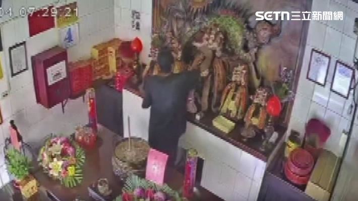 男子拿神明出氣
