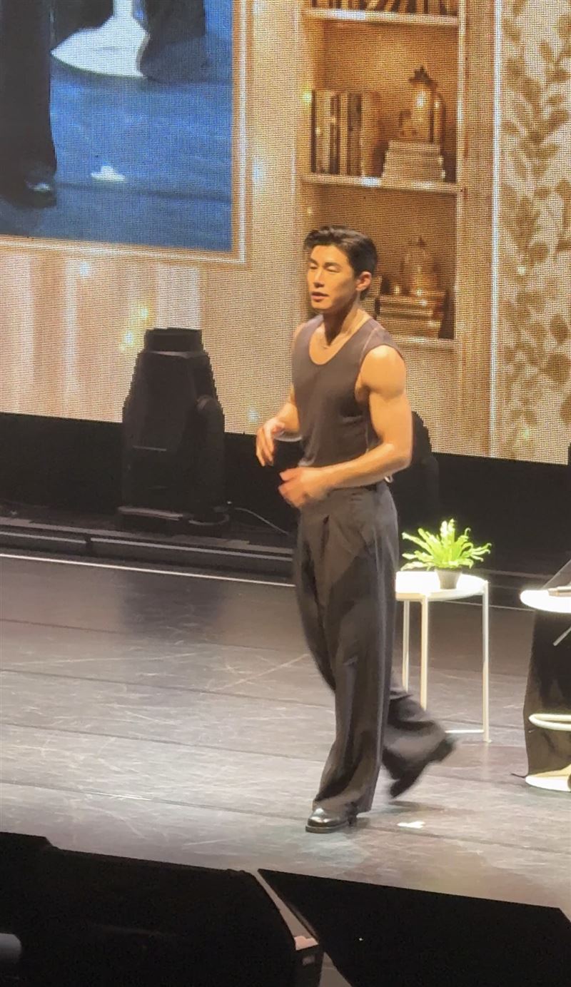 金武烈秀肌肉。(圖/讀者提供)