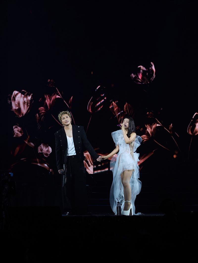 丁噹合體蕭景鴻開唱,卻虧他「深V不夠低」。(圖/相信音樂提供)