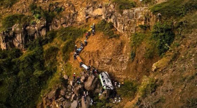 佛得角福戈島發生一起巴士事故,造成至少25人死亡。罹難者多為兒童和青少年。(圖/翻攝自X平台 @RTPNoticias)