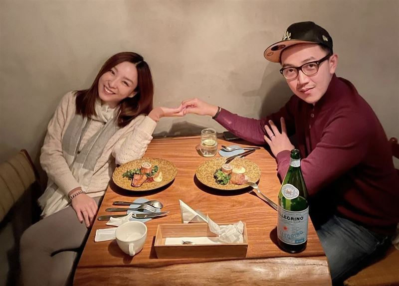 張宇過去與前夫劉彥谷感情甜蜜，多次公開分享放閃合照，未料6年婚姻最終畫下句點，檯面上稱是和平離婚。（翻攝自張宇臉書）