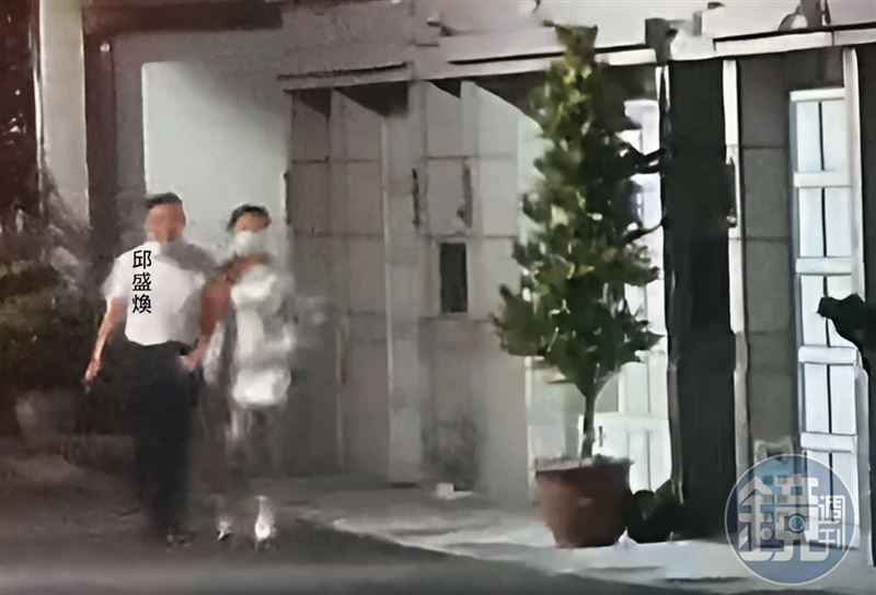 邱盛煥被直擊與一名女子手挽著手,狀似親密。(讀者提供)