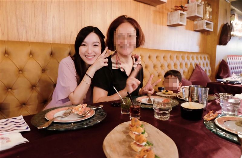 張宇過去曾曬出與婆婆聚餐合照，兩人靠在一起開心比YA，看來關係融洽，據爆近來急轉直下。（翻攝自張宇臉書）
