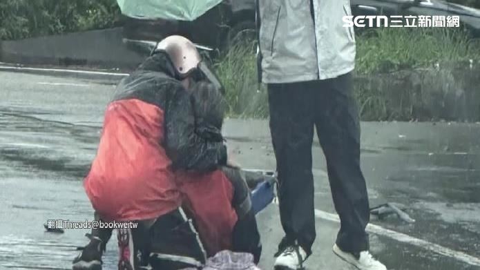 75歲賣玉蘭花老婦過馬路　遭19歲騎士撞倒