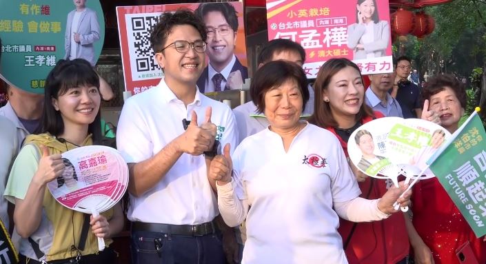 民進黨台北市長參選人沈伯洋今(7)日赴玉成公園福德宮拜票前受訪。(圖/翻攝畫面)