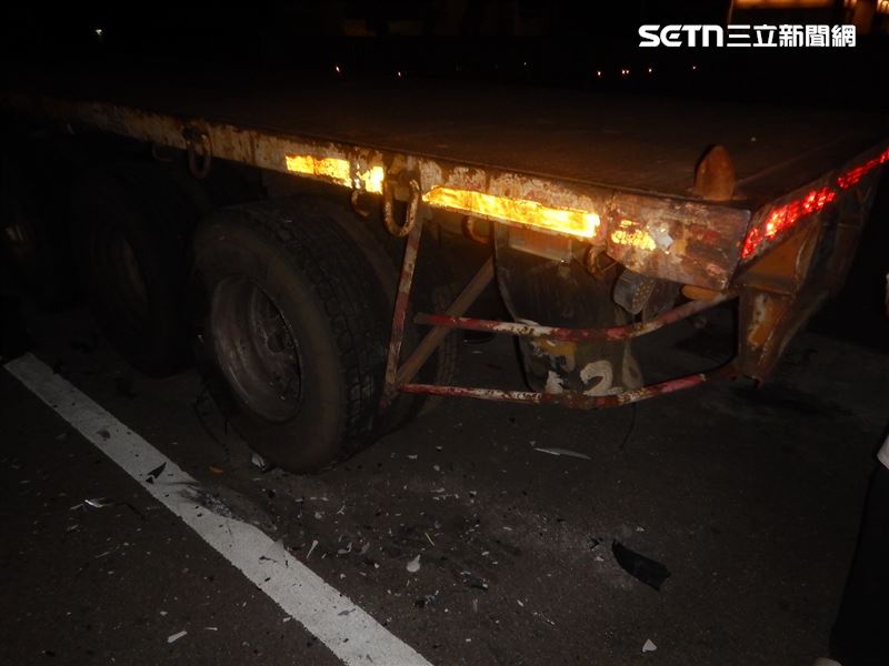 台中后里發生自撞車禍,男子撞上停在路邊的聯結車,被抓包毒駕。(圖/翻攝畫面)