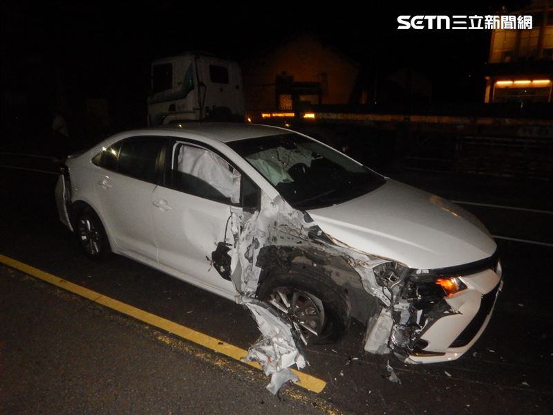 台中后里發生自撞車禍,男子撞上停在路邊的聯結車,被抓包毒駕。(圖/翻攝畫面)
