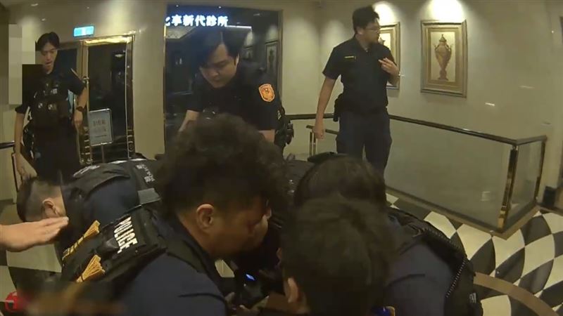 東區KTV父子大亂鬥畫面！說教1句失控揮拳