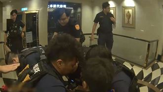 東區KTV父子大亂鬥畫面！說教1句失控揮拳