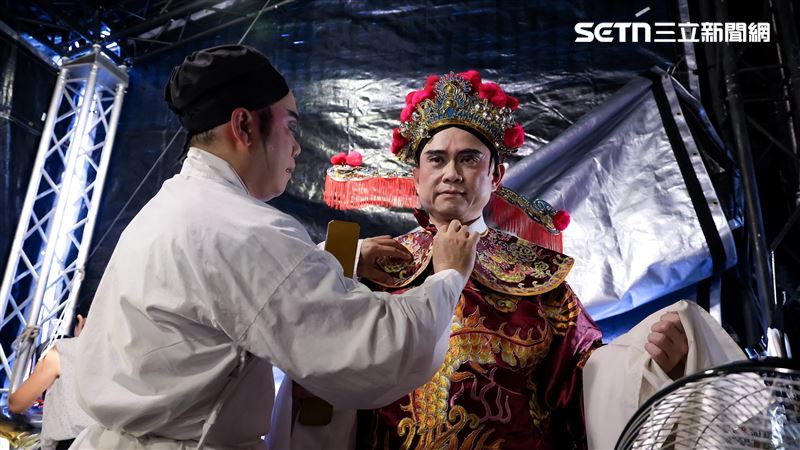 賴瑞隆發布首部形象影片,完整紀錄親自上妝扮仙登台演歌仔戲。(圖/翻攝畫面)
