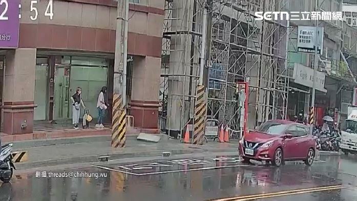 獨／直擊大理石磁磚連2天剝落　民險遭砸