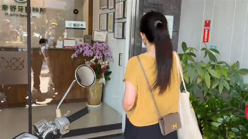 今天(7日)陳幸妤面對媒體追訪,她不發一語,直接步入牙醫診所上班。(圖/翻攝畫面)