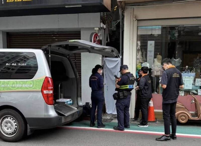 一中商圈百貨公司後方巷弄內,有民眾想不開尋短。(圖/民眾提供)