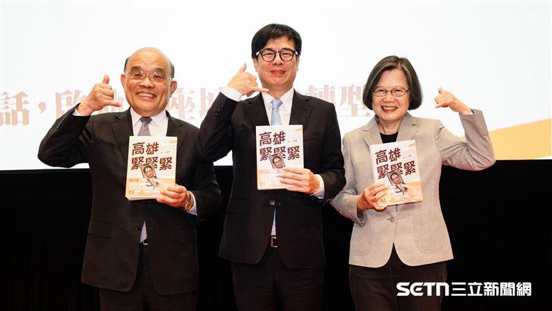 高雄市長陳其邁(中)新書發表會,前總統蔡英文(右)與前閣揆蘇貞昌(左)力挺出席。(圖/翻攝畫面)