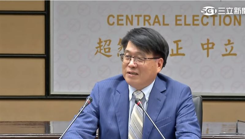 中選會主委游盈隆今（7）日主持「向人民報告」記者會。（圖／翻攝畫面）