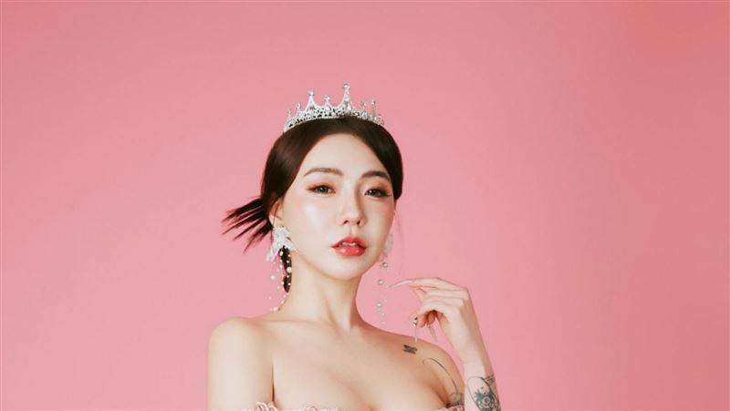 拍攝生涯難忘！JKF冠軍女郎雅捷還原場景