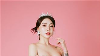 拍攝生涯難忘！JKF冠軍女郎雅捷還原場景