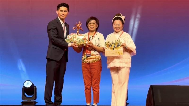 白冰冰(右起)、林金花代表台灣好友團送上林金花親製的作品給新任會長林世榮。(圖/長興影視提供)