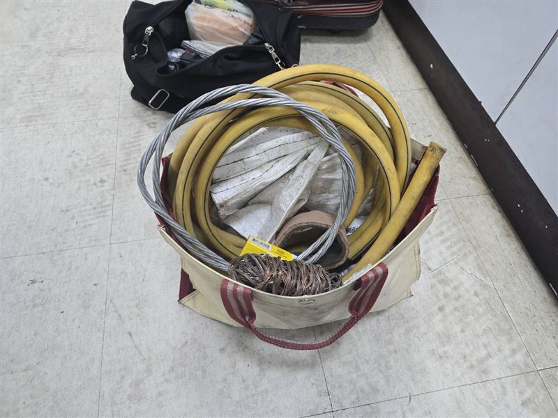 警方於山區一處偏僻廢棄工寮將吳男拘提到案,經查遭竊電纜線一共103公斤。(圖/翻攝畫面)