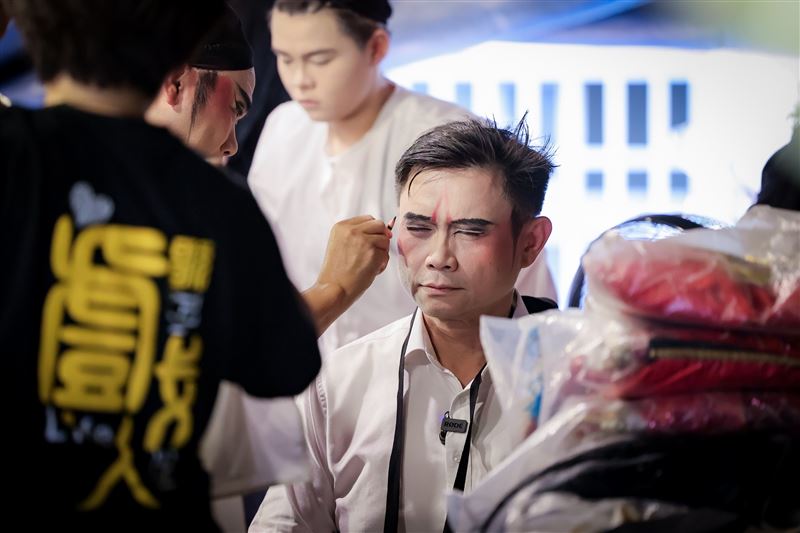賴瑞隆唱歌仔戲挺傳藝! 力推「文化高雄.世界舞台」7大政策 ,批柯志恩凍刪文化預算13億