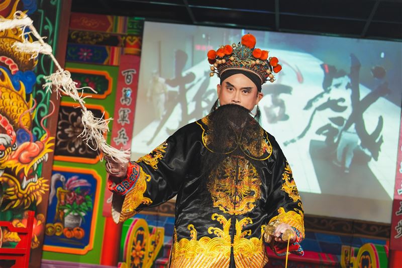 賴瑞隆唱歌仔戲挺傳藝! 力推「文化高雄.世界舞台」7大政策 ,批柯志恩凍刪文化預算13億