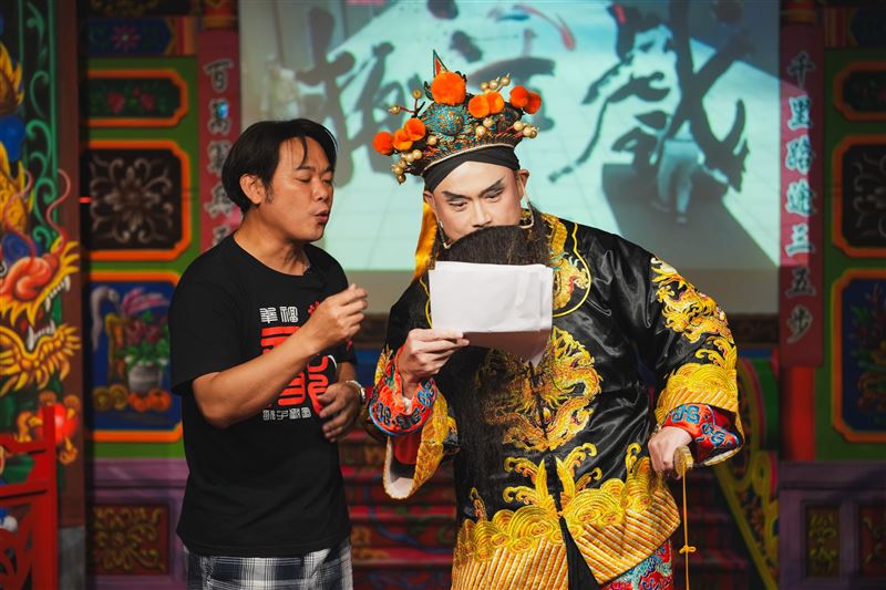 賴瑞隆唱歌仔戲挺傳藝! 力推「文化高雄.世界舞台」7大政策 ,批柯志恩凍刪文化預算13億