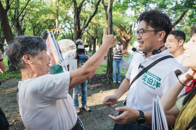 民進黨台北市長參選人沈伯洋今(7)日赴玉成公園掃街拜票。(圖/沈伯洋競辦提供)