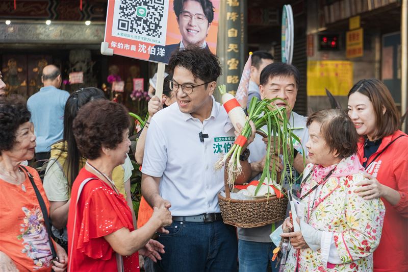 民進黨台北市長參選人沈伯洋今(7)日赴玉成公園掃街拜票。(圖/沈伯洋競辦提供)