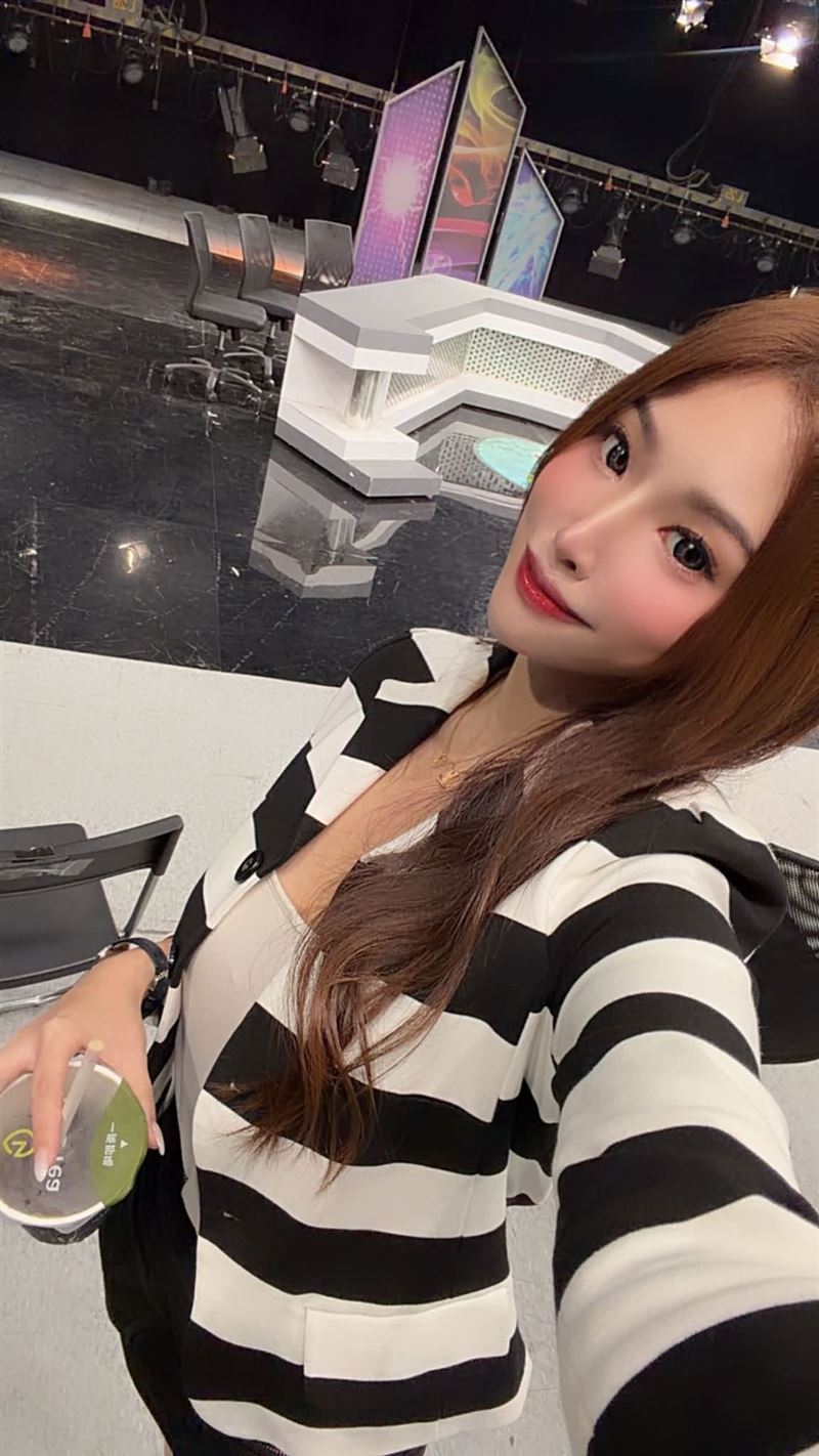 梅嬿翎獨自登上談話性節目，展現堅強一面。（圖／翻攝自吳中純臉書）