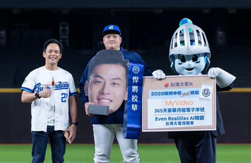 台灣大加碼應援「悍將中學」擊出二壘安打以上就送最新iPhone。(圖/台灣大哥大提供)
