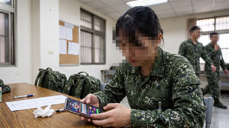 女現役軍人服役不到一個月,就在營區內玩線上賭博,慘輸積欠3萬元賭債被單位抓包。(示意圖/AI製圖)