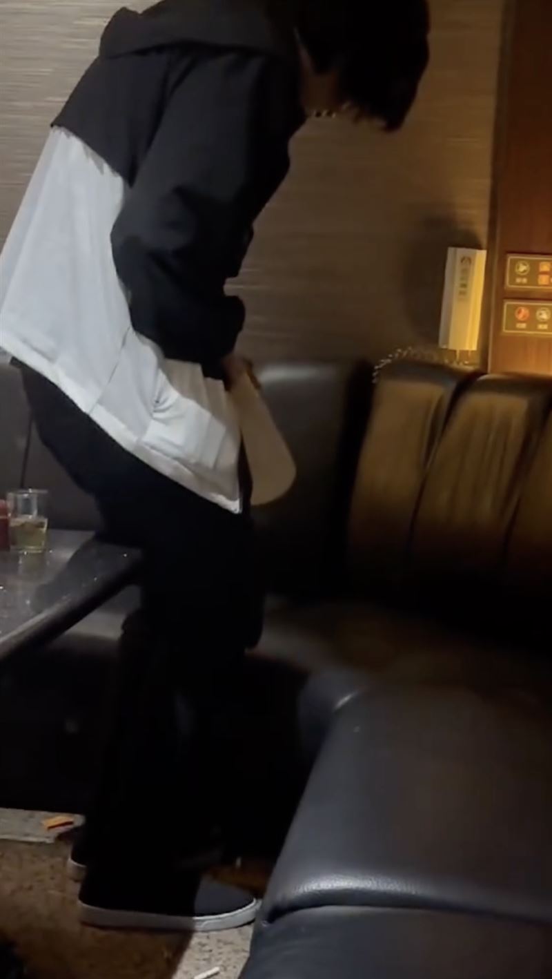 男子手持冷飲壺當成尿壺使用。(圖/翻攝自Threads)
