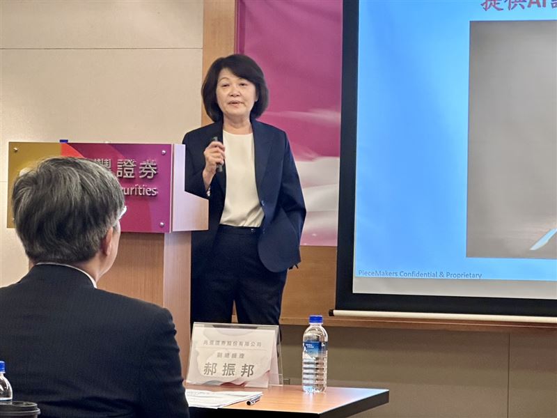 補丁科技總經理李曉雯指出,目前營收主要來自記憶體IC產品、客製化IC設計技術服務(NRE)等收入,未來將持續提高IP授權及高附加價值業務比重,優化營收結構並提升獲利能力。(圖/記者余國棟攝影)