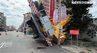 彰化市驚險工安意外！大型吊車翻覆慘況曝