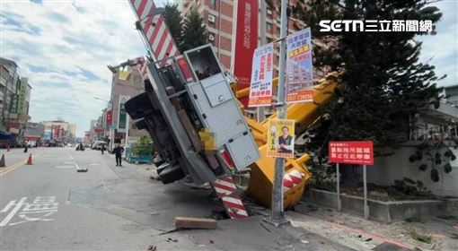 彰化市驚險工安意外！大型吊車翻覆慘況曝