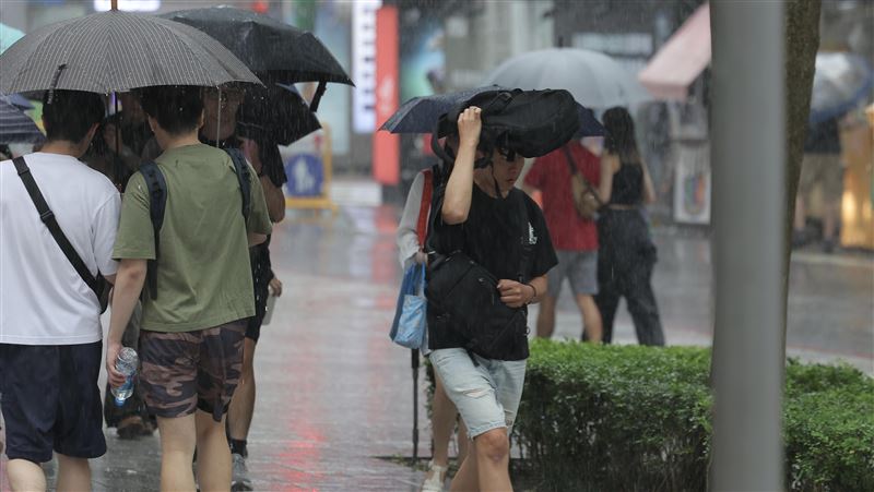新／雨來了！5縣市大雨特報一路下到晚上