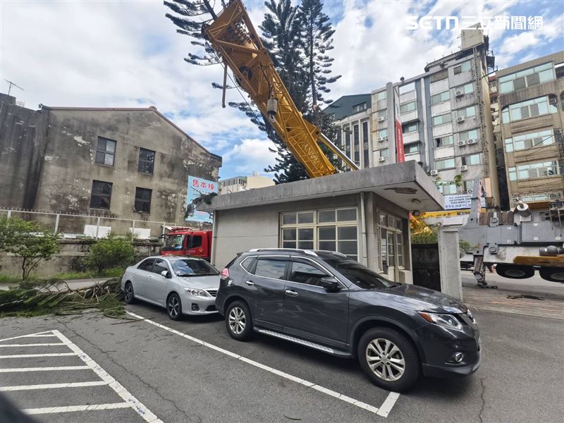 彰化市區發生吊車翻覆意外，吊車車身傾倒波及菸酒公賣局的監視器及招牌。（圖／翻攝畫面）