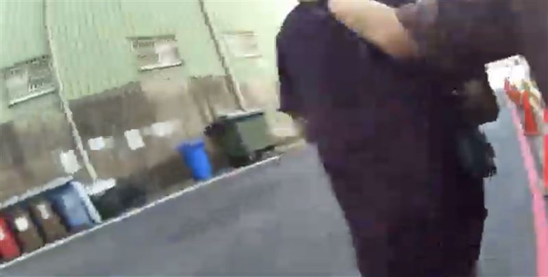 竹聯幫弘仁會成員29歲郭姓男子於柬埔寨設立機房,回台時遭到逮捕送辦。(圖/ 翻攝畫面)