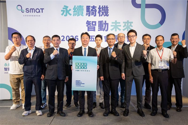 SMAT 代表致贈《六都交通政策建言書》予交通部長陳世凱,作為運具電動化施政參考。(前排左二為 SMAT 名譽理事長邱俊榮、左三為交通部長陳世凱、左四為臺北市副市長張溫德)