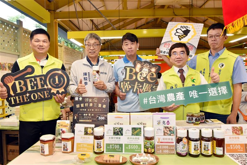 陳駿季部長與青農合照。(圖/農糧署提供)