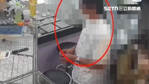 男子在金飾店內擲筊,問是否要入手黃金