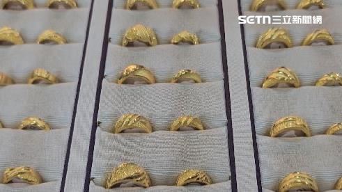 黃金能買？擲筊問神獲2聖杯　隔天真漲了