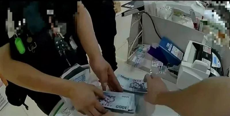 民眾在超商廁所內拾獲55萬元現金。(圖/翻攝畫面)