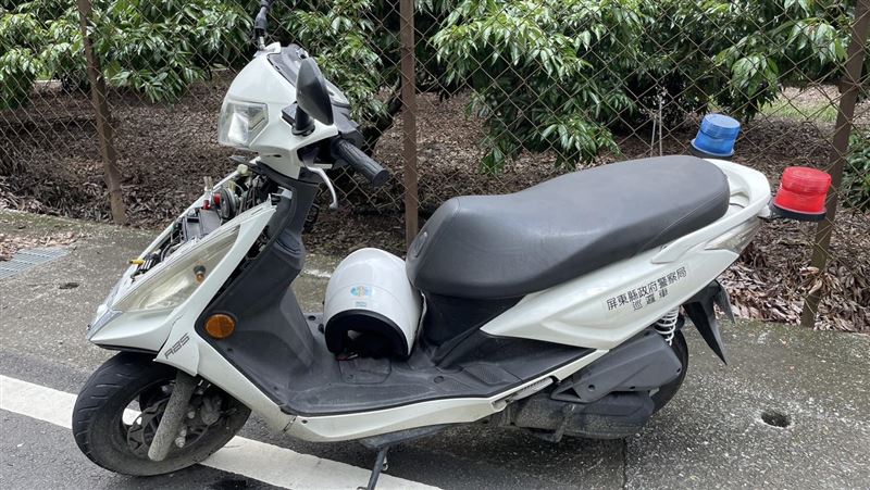 賀男涉及毒品案,遇警方攔查拒檢衝撞棄車逃逸,員警一路拔腿狂追200公尺,最終將他當場逮捕。(圖/翻攝畫面)