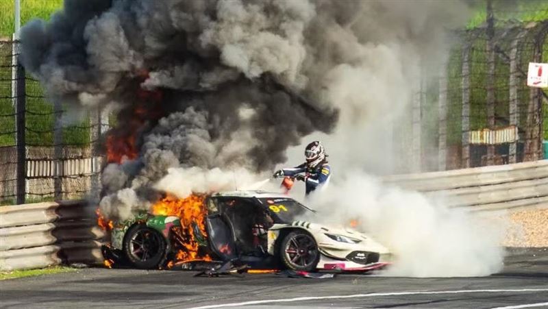 中國GT賽車碰撞起火　救援人員怕火竟落跑