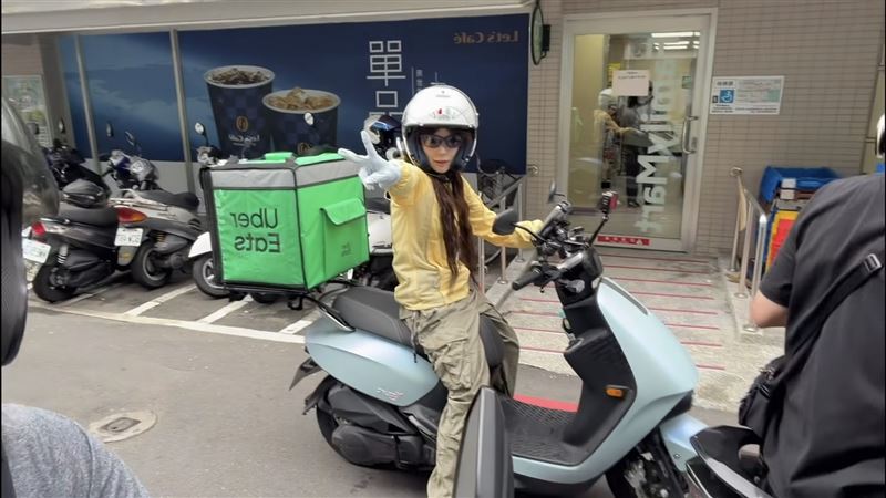 直擊李多慧送UberEats！網：為買房兼差？